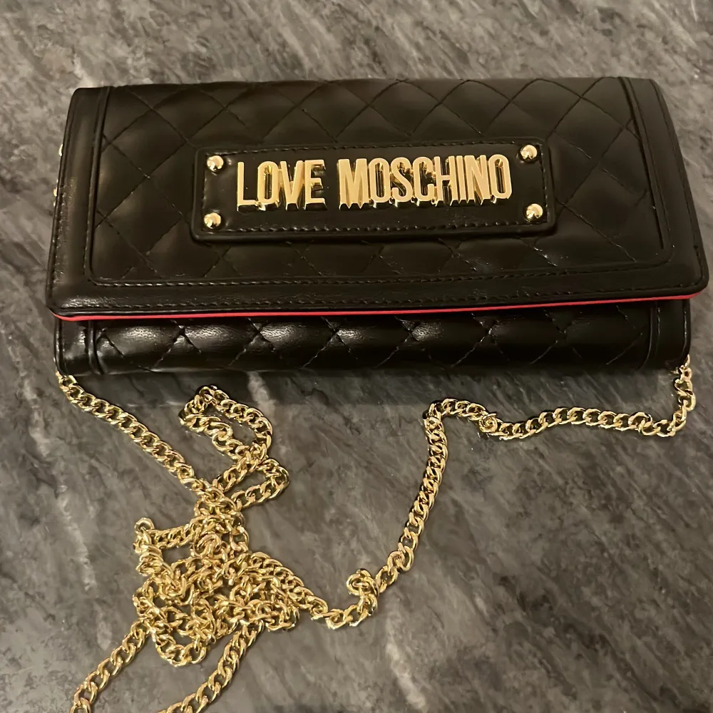 Plånboksväska i svart från Love Moschino, röda detaljer inuti. oanvänd . Väskor.