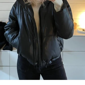 Pufferjacket  - Pufferjacket köpt från Zara för 600 med inga effekter alls. Fler bilder kan skickas vid önskan. Säljer pga köpte en annan Jack 