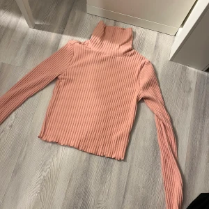 Rosa tröjor  - Denna tröja är från Gina Tricot och är i storlek S, säljer för 75kr!