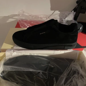 Axel Arigato Clean 90s (mocka) - 100% oanvända har inte ens provat dom. Storlek 46. Bud börjar vid 1600kr.