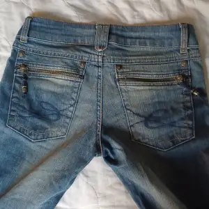 Regular raka jeans   Yttermått när dem ej är uppvikta 101cm  Innemått när dem ej är uppvikta 83 cm