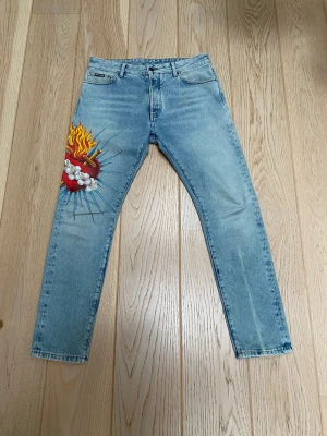 Palm angals  - Skälet ett par unika Palm angals jeans. Mycket sparsamt använda och i nyskick! Inköpt från farfetch med kvarvarande tags. Har du frågor eller om priset inte passar så tveka inte på att höra av dig!