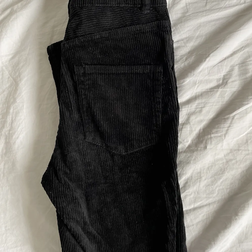 Svarta stretchiga Manchester jeans, väldigt varma så perfekt till höst / vinter  Sitter högmidjat . Jeans & Byxor.