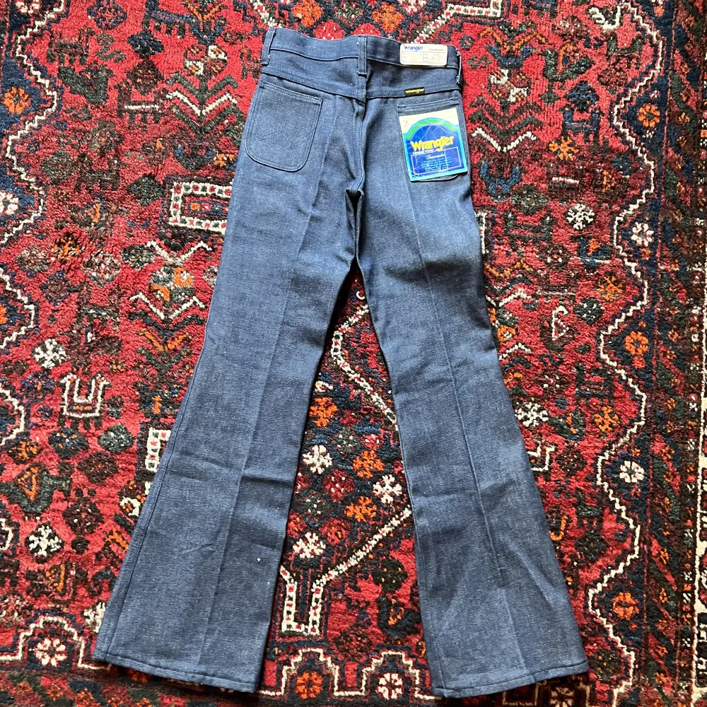 Jättefina vintage Wrangler jeans i bootcut model! Helt nya med orginal lappen kvar! Superbra tjockt jeansmaterial i mörk färg. Jeans & Byxor.