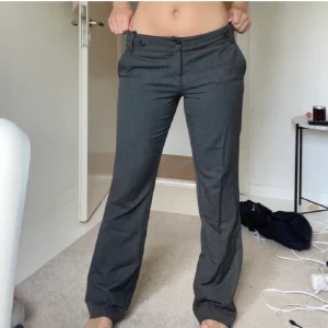 Lågmidjade kostymbyxor - Säljer dessa perfekta lågmidjade kostymbyxor. Köpta på Plick men har tyvärr ej kunnat anvönda dom då de är för stora i midjan. Mindjemått ca 80cm❤️❤️ storlek 36-38