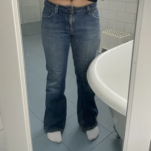 Lågmidjade bootcut blåa jeans - Lågmidjade bootcut jeans blåa från gap