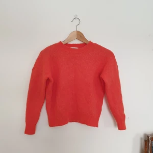 Mohair ulltröja MOSS - En superfin orange stickad tröja från Moss/Msch Copenhagen. Jag säljer den pga för liten för mig, jag är väldigt lång så den passar nog bättre om du är kort eller medel. Material är 32% mohair + 32% ull så den är riktigt varm och gosig nu till vintern🥰