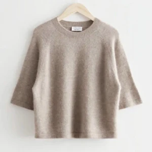 Stickad t-shirt - Stickad t-shirt från &other stories säljer för får ingen andväning av den längre, är öppen för byten 