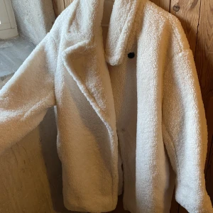 Teddyjacka från HM - Super fin Teddy jacka från hm i strl M, aldrig använd. 