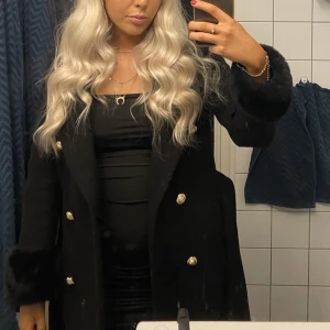 Kappa från river island - Säljer min fina kappa från river island i nyskick. Den är perfekt längd (är 1.67), guldknappar och pälsdetaljer på handleder och krage (avtagbar). storlek XXS men det stämmer inte för den passar mig perfekt som är storlek S. Nypris 1500:- säljer för 700:-