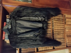 fluffig fuskpälsjacka - svart och fluffig fuskpäls av märket rehab. gott skick då den knappt blivit använd. storlek L men funkar som oversized för mindre storlekar.   köpare står för frakt och betalning sker via swish!