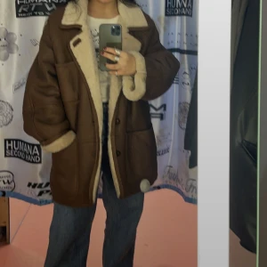 Vinterjacka faux läder - Gosigaste vinterjackan som finns!! Faux läder och faux päls. Fortfarande i bra skick och köptes från HUMANA secondhand. Den är rätt så stor på mig. Köpte den för 600, säljer för 400💗