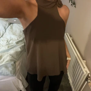 Topp  - Topp från river island. Får tyvärr inte användning av den. Säljer en likadan i svart. Storleken är 12 men passar mig som vanligtvis har S/M