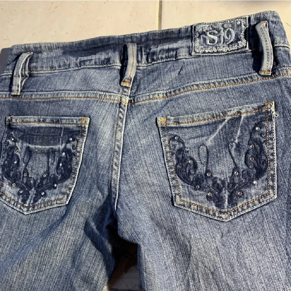 Super snygga lågmidjade bootcut jeans köpa second hand.💓 Köpte dem från en annan säljare men måste tyvärr sälja vidare då dem inte passade mig.  Midja är 89cm och innerben 81 cm.🧡. Jeans & Byxor.