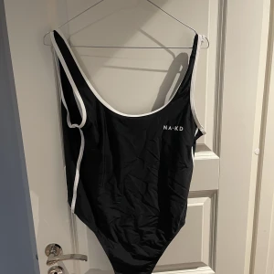 Baddräkt   - Oanvänd baddräkt från NA-KD i storlek XXL, skulle säga att den även passar XL. 