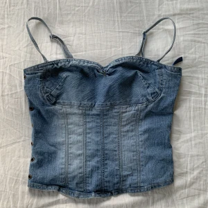 Jeans korsett - Använd köp nu eller kontakta mig vid köp! Snyggast jeans korsetten från 2000-talet!! Tyvärr för liten :(