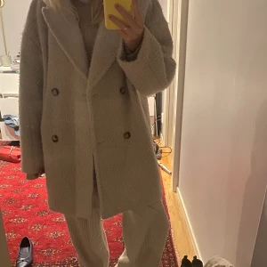 Beige kappa - Säljer denna beiga kappa i storlek M. Den är nästintill helt oanvänd. 