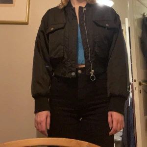 Gina Tricot Bomberjacka - Vadderad bomberjacka, använde som vinterjacka när det inte var för kallt förra vintern, hade två för råkade beställa fel & returnerade aldrig 