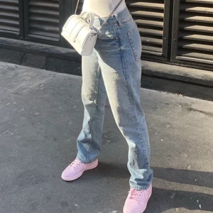 Blåa jeans - Säljer dessa ”smuts” blåa jeans ifrån zara. Köpte de för ungefär 1 år sen och de är använda ett fåtal gånger. De är lite oversized på mig som har storlek 36. Raka jeans och är låga.