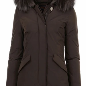 Woolrich - INTRESSEKOLL Har en jättefin woolrich jacka med brun päls i perfekt skick! Använd en vinter (endast till finare tillfällen)  Priset kan diskuteras.