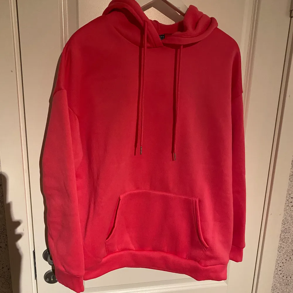 Neonrosa hoodie i storlek Small, aldrig använd så i nyskick. Färgen är mer neonrosa i verkligheten.. Hoodies.