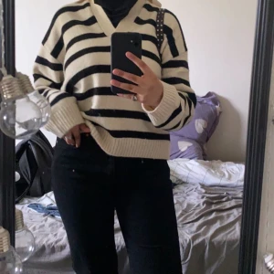 Stickad randig tröja  - Säljer en stickad randig tröja från hm jätte fin strl S köptes nyligen använd 4 ggr. Pris kan diskuteras 