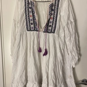 Klänning - En vid odd Molly klänning med fina spets och glitter detaljer. Dragkedja i sidan.