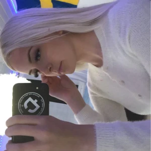 Säljer en vit kofta  - Säljer min vita lite fluffiga kofta med knappar, för att den tyvärr inte kommer till användning tyvärr, hade ingen bättre bild men skriv privat för fler bilder, fint skick använd några gånger bara