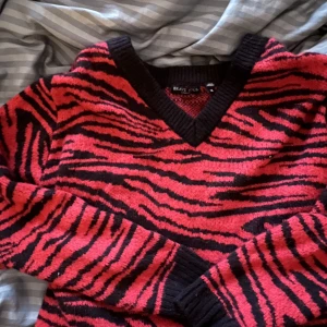 Stickad tröja  - Stickad tröja från brave soul i strl M! Använd fåtal gånger så i superbra skick ❤️sticks inte!!🥰bra längd på mig som är 171!