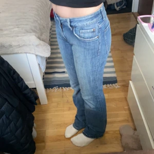 Bootcut jeans - TRYCK INTE PÅ KÖP NU! Mid/low rise, i bra skick Midjemåttet är ca 33cm, W27L32 Är runt 163cm💓💓 möts upp i sthlm 