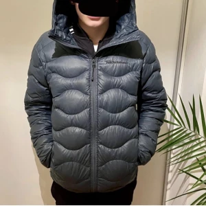 Peak performance jacka - Säljer min peak performance jacka storlek s herr skick 7/10  (bild tagen från förra köparen) kom dm för frågor eller fler bilder