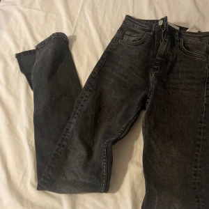 Zara jeans - Använda 1 gång, var för små för mig, köpta för 400kr stl 32 mörkgråa