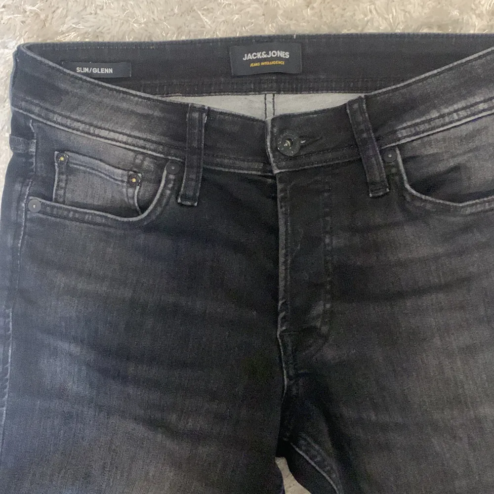 Svarta Slim fit jeans från Jack & Jones. Modell herr, slim/Glenn, storlek 29/32, oanvända. Nypris 799kr . Jeans & Byxor.