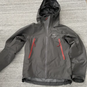 Arcteryx regnjacka  - Fet arcteryx regnjacka! Size s man, väldigt bra skick, beta lt modell tror jag 
