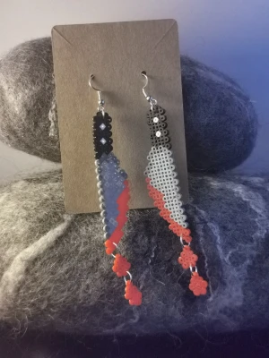 Handgjorda örhängen  - Fantastiska handgjorda pärlplatte örhängen. Metaltråden är nickelfri och öronkrokarna i silver.  Pris 70kr för ett par, 100kr för två par.  Ink frakt med post nord.  Önskas spårbart står du för frakten. Se gärna mina andra annonser.