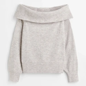 off shoulder tröja från hm - använd 2 gånger, säljer då den inte kommer till användning, mer bilder finns 🫶🏻 
