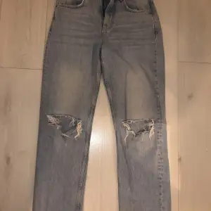 Fina trendiga Wide leg jeans från Gina Tricot köpta förra året. I väldig god skick, använda 3-4 gånger. Säljes då jag inte har någon användning av dem💙