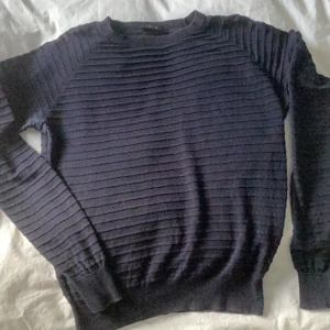 Blå top - Fin mörkblå topp från COS