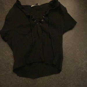 Svart crop top  - En liten svart tröja som det står XL men det är S för den är liten 