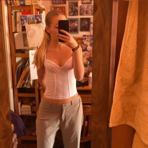 Vit korsett - Korsett topp köpt second hand. Storlek 70b. Köpare står för frakt., 60kr ❤️‍🔥