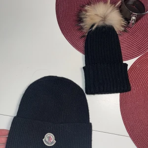 Mössa - Båda är i fina skick.  MONCLER SÅLD