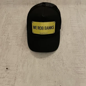 JOHN HATTER & CO KEPS - Denna keps är i hyfsat bra skick då den är lite solblekt! Skick 7/10