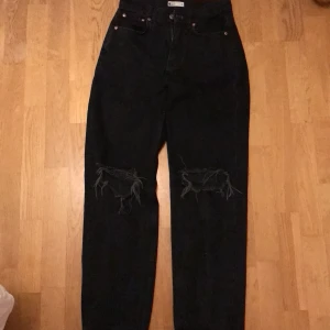 Svarta perfekta jeans <3 - Jeanses är från gina tricot och har bara använts ett par gånger, jag älskade dom tills don tyvärr blev för små så nu hoppas jag att nån annan kan älska dom :) Storlek: 34 Och är perfekta längden för mig som är 170cm lång