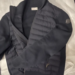 Moncler Cardigan - Säljer nu min moncler cardigan!  Strl S  Skick 9/10 använd 10 gånger typ Man får med påse och box Köpt för 9000 på NK Kom pm vid intresse (: Öppen för byten