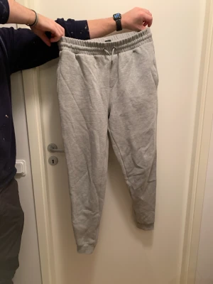 Gråa mjukisbyxor - Använd ett fåtal gånger. Lite tjockare material. Två fickor. Köpta på mansavdeling men funkar finfint på kvinnor också, då höga i midjan