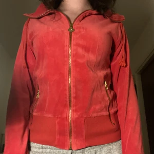 Ur snygg y2k kofta - Har aldrig använt den, storlek 34/xs passar även mig som brukar ha 36 Möts upp i sthlm💕💕