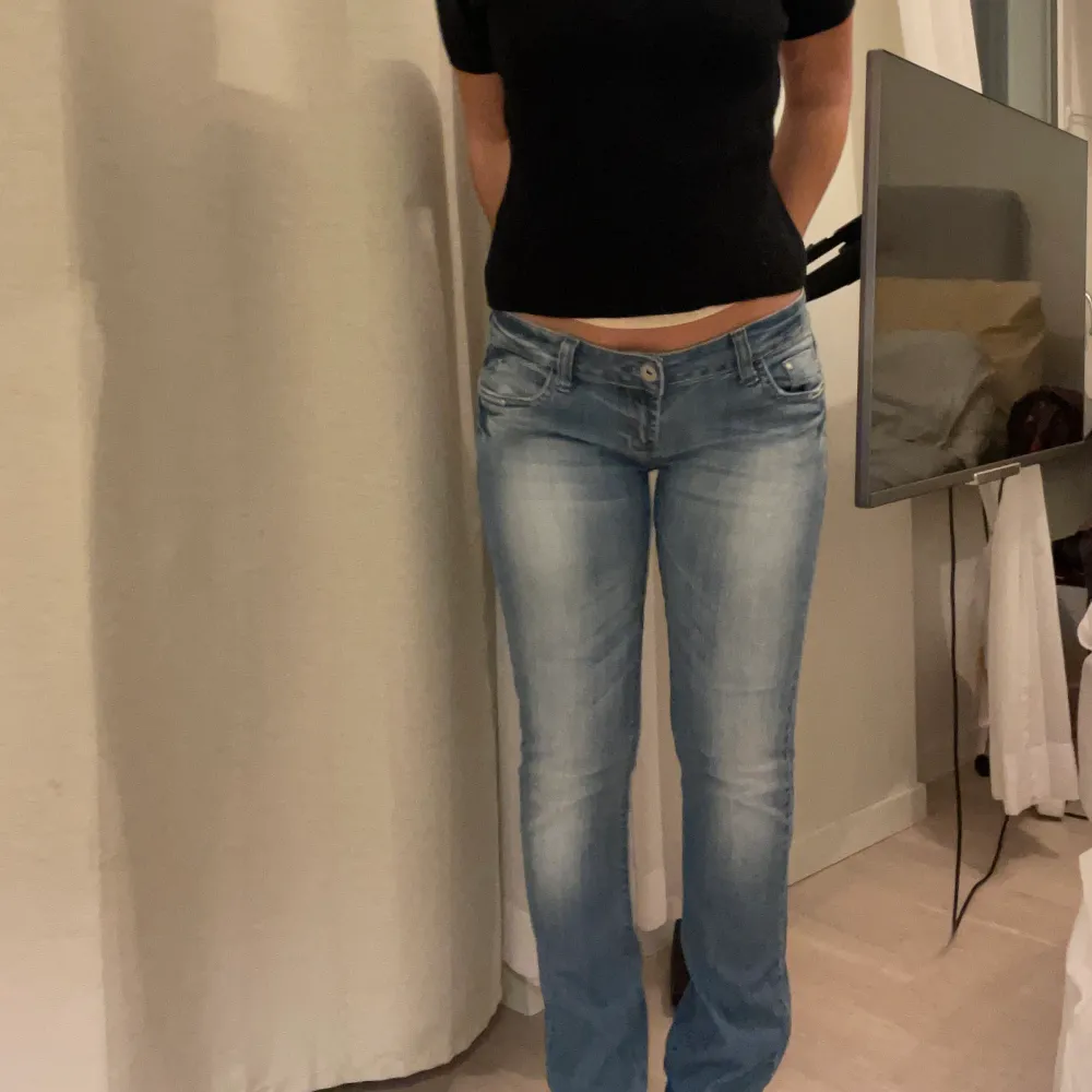 Säljer de här fina boutcut jeansen som är i storlek 36! Är 165 cm lång och som ni ser är de ganska långa på mig, men har även korta ben! . Jeans & Byxor.