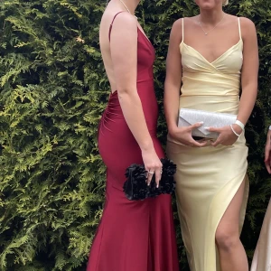 Balklänning - Superfin och bekväm mörkröd balklänning från FashionNova, använd 1 gång. Väldigt stretchig, och var precis i längd på mig som är 174 cm.