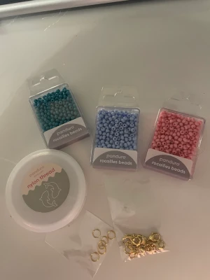Pärlor  - Pärlor, tråd, krokar och ringar. Perfekt för dig som vill testa på att göra dina egna fina armband. Köpte allt för typ 300 och säljer det nu för 150kr + frakt 