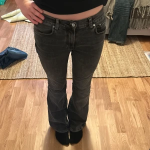 Lågmidjade jeans - Säljer dessa Lågmidjade bootcut jeans från gina❤️sitter bra på någon mellan 165-170❤️köpta för 500. Använda ungefär 5 gånger❤️köp direkt för 450+frakt